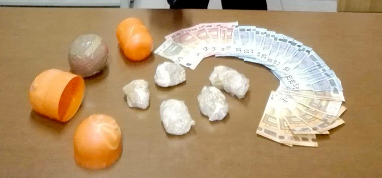 Nascondeva droga in muretto a secco, arrestato pusher