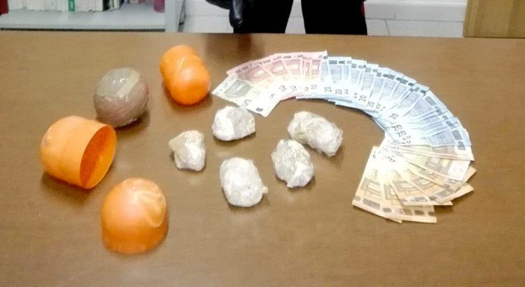 Nascondeva droga in muretto a secco, arrestato pusher Nascondeva droga in muretto a secco, arrestato pusher