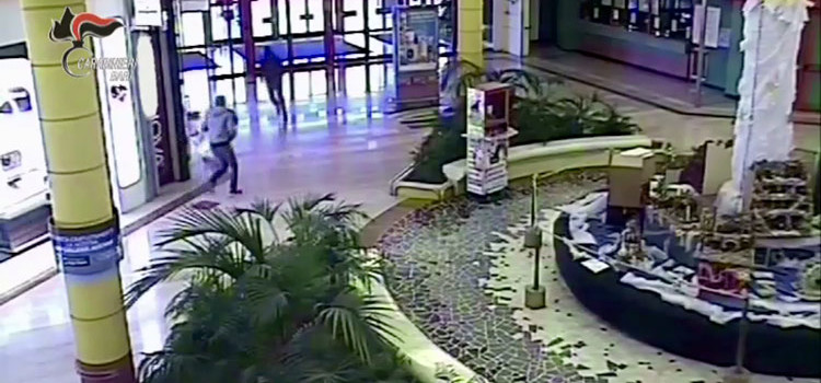 Assaltarono gioielleria al parco commerciale, rapinatori incastrati dal DNA