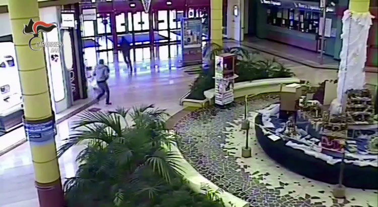 Assaltarono gioielleria al parco commerciale, rapinatori incastrati dal DNA