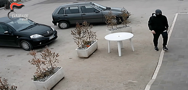 Tradito dall’auto, arrestato rapinatore seriale Tradito dall’auto, arrestato rapinatore seriale