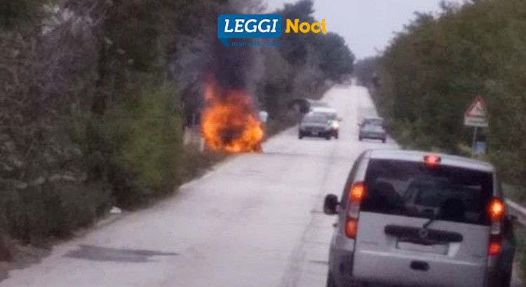 Auto in fiamme sulla Gioia-Noci