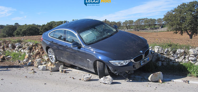 Incidente sulla Noci-Gioia, auto finisce sul muretto a secco