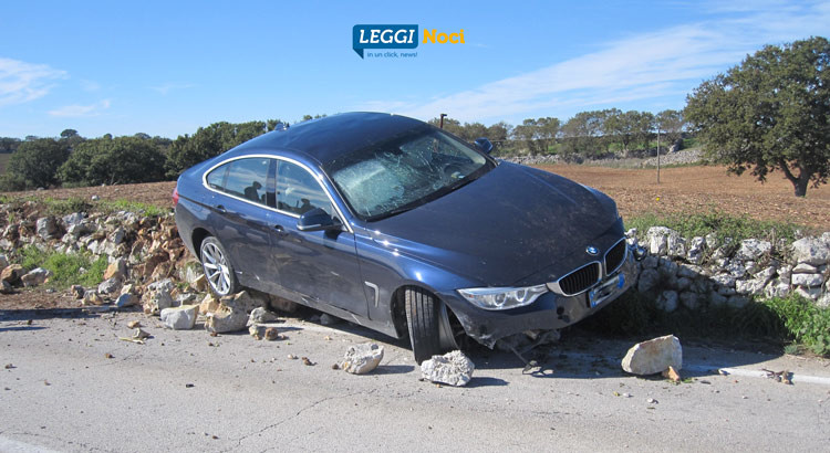 Incidente sulla Noci-Gioia, auto finisce sul muretto a secco