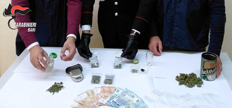 Lancia droga dalla finestra, arrestato