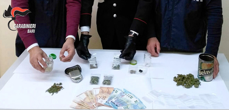 Lancia droga dalla finestra, arrestato Lancia droga dalla finestra, arrestato