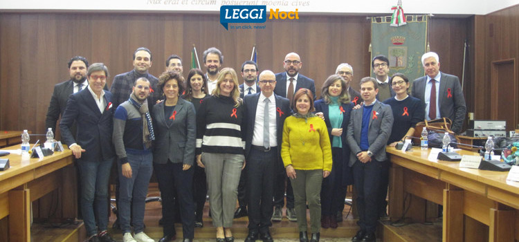 Consiglio Comunale: in Aula con un fiocco rosso contro la violenza sule donne Consiglio Comunale: in Aula con un fiocco rosso contro la violenza sule donne
