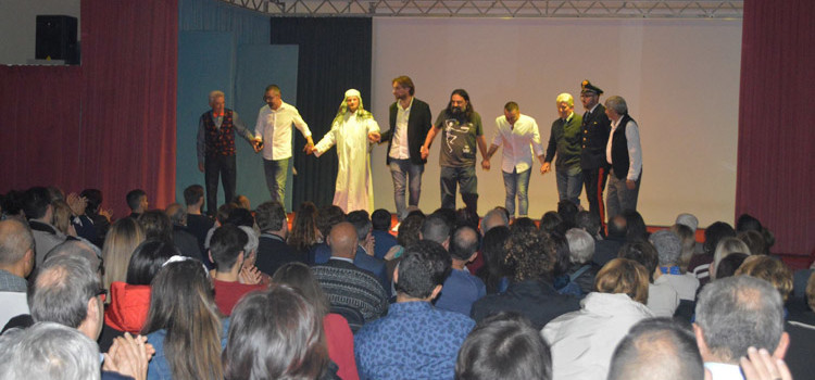 “A mali estremi, estreme risate”: si replica