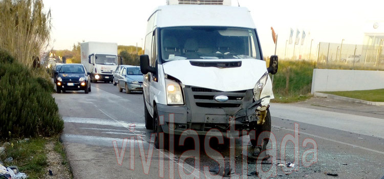 Furgone di una ditta nocese tampona tre auto, 6 feriti Furgone di una ditta nocese tampona tre auto, 6 feriti