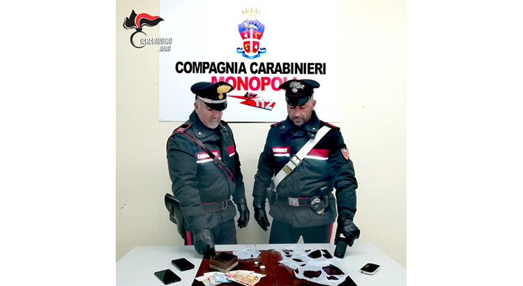 I Carabinieri della locale Compagnia arrestano un pusher per spaccio di cocaina all’interno di un locale della movida I Carabinieri della locale Compagnia arrestano un pusher per spaccio di cocaina all’interno di un locale della movida