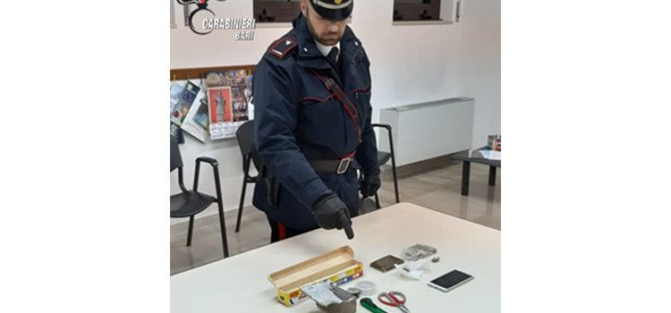 Entra in un bar per acquistare un etto di hashish. Arrestati dai Carabinieri due pusher