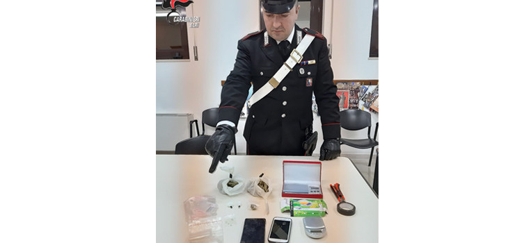 Fermati per un normale controllo stradale, arrestati due ragazzi con della droga