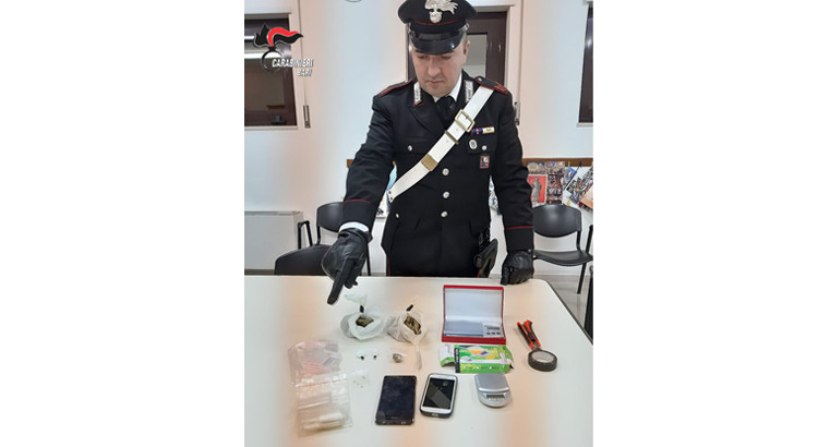 Fermati per un normale controllo stradale, arrestati due ragazzi con della droga