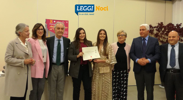 A Carla Caroli il “Manichino d’oro 2019”: il suo vestito oro conquista la giuria