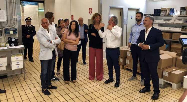 Barbara Lezzi a Noci e lo sgarbo al gruppo locale