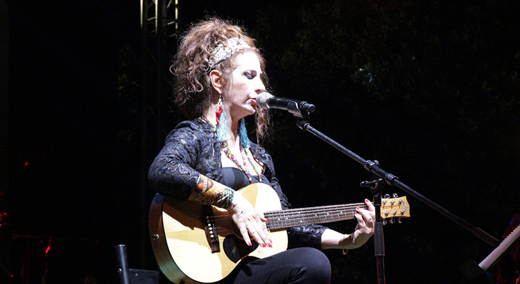 Teresa De Sio incanta il pubblico di Piazza Garibaldi con “Puro desiderio”