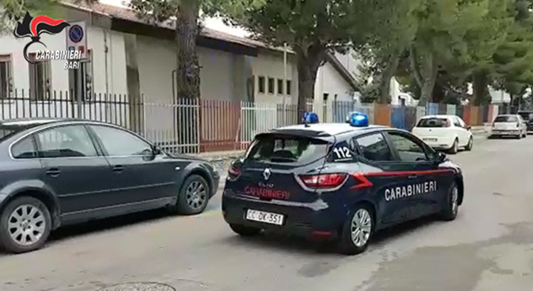 Sorpresi nel tentativo di asportare un’autovettura. Arrestato un bitontino in trasferta. Ricercati due complici in fuga