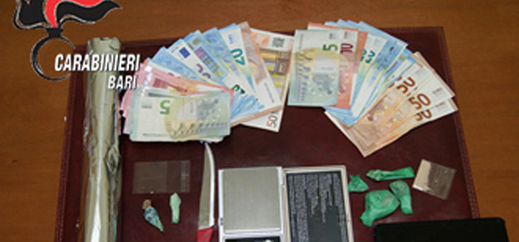 I Carabinieri sorprendono un “pusher” mentre da casa cede due dosi di eroina a due acquirenti