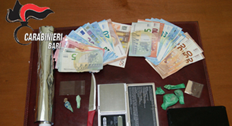 I Carabinieri sorprendono un “pusher” mentre da casa cede due dosi di eroina a due acquirenti
