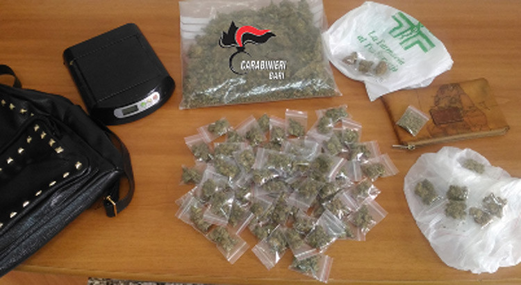 Spaccia mentre sta ai domiciliari. Arrestato pusher dai Carabinieri