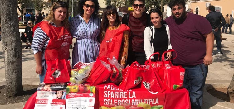 Mele Aism, a Noci venduti 90 sacchetti per la lotta contro la Sclerosi Multipla