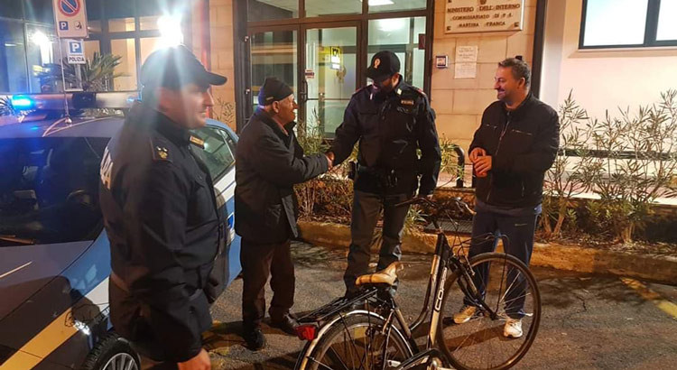 Smarrito nelle campagne, ritrovato dalla polizia Smarrito nelle campagne, ritrovato dalla polizia