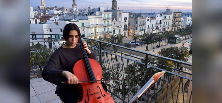 Coronavirus: tutta Italia canta l’Inno nazionale alla finestra, anche Noci