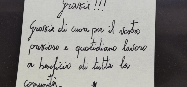 I cittadini ringraziano gli operatori ecologici con messaggi sui mastelli