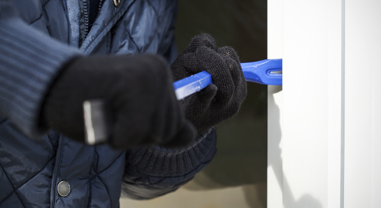 “Topi d’appartamento”: 5 furti in una notte