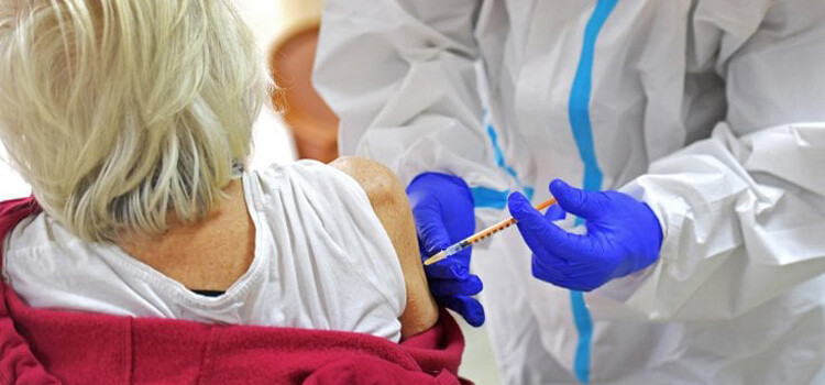 Piano vaccinazioni under80: quando prenotarsi in base all’età Piano vaccinazioni under80: quando prenotarsi in base all’età