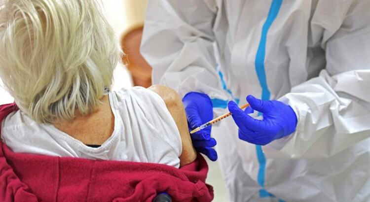 Piano vaccinazioni under80: quando prenotarsi in base all’età