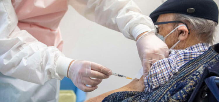 Vaccinazioni Astrazeneca per persone senza fragilità dai 79 anni ai 60 anni