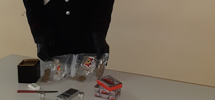 Monopoli: nascondeva droga in casa, un arresto