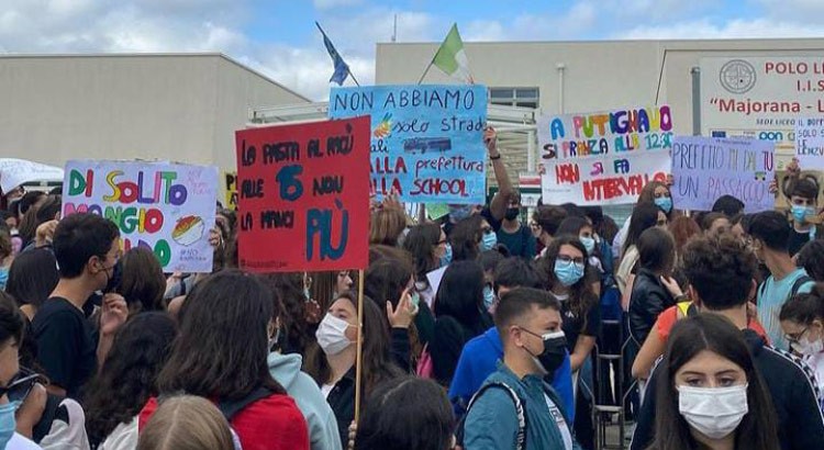 Protesta studentesca dinanzi al Polo liceale Protesta studentesca dinanzi al Polo liceale