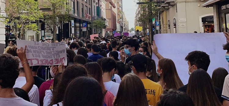 Manifestazione studentesca dinanzi alla Prefettura