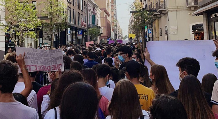 Manifestazione studentesca dinanzi alla Prefettura Manifestazione studentesca dinanzi alla Prefettura