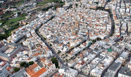 Primi turisti e tavole piene nel cuore del paese