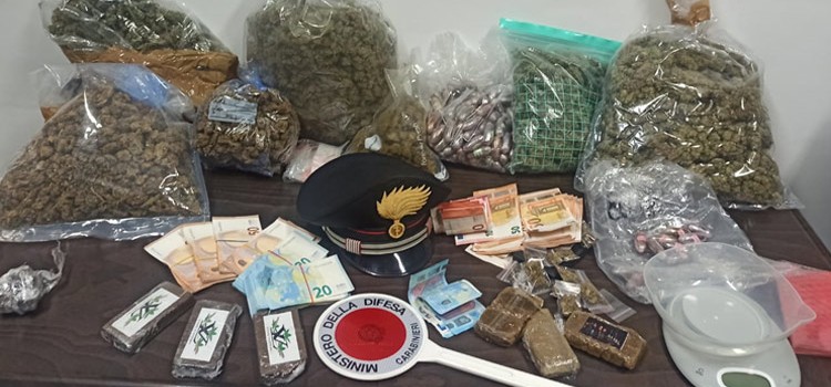 Sequestrati 6 kg di droga e 7.880€. Due arresti