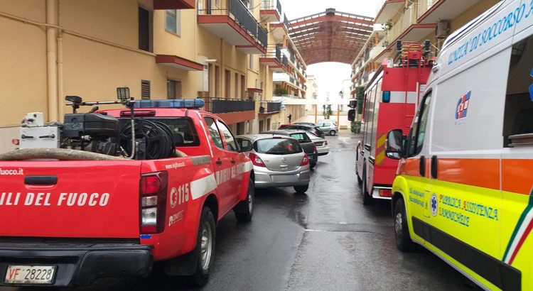 Donna colta da un malore in casa