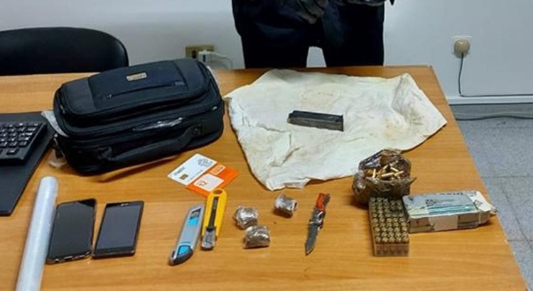 Deteneva illegalmente armi, munizioni e hashish Deteneva illegalmente armi, munizioni e hashish