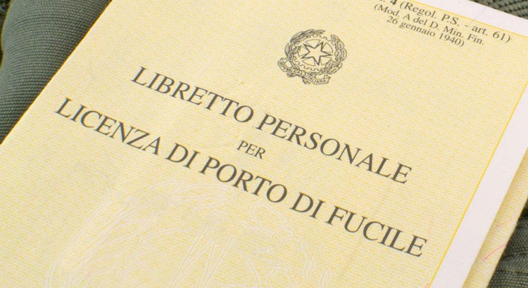 Falsifica il porto d’armi pur di ottenere il suo rinnovo