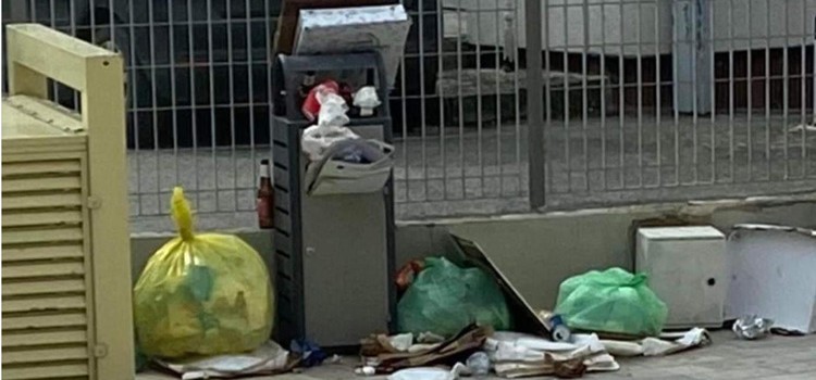 Ancora rifiuti abbandonati in strada