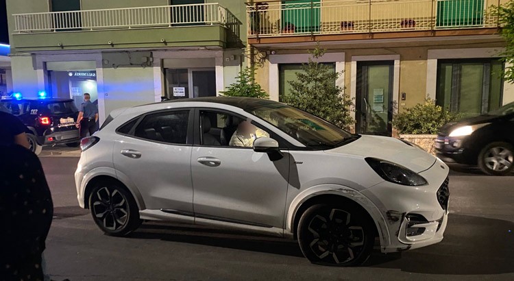 Distrazione da navigatore: incidente in via Siciliani