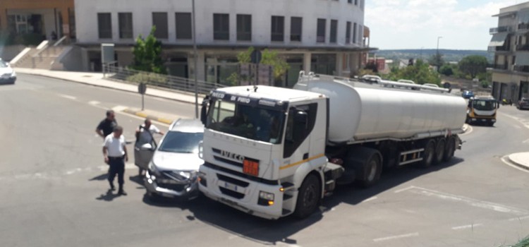 Scontro auto-autobotte in pieno centro