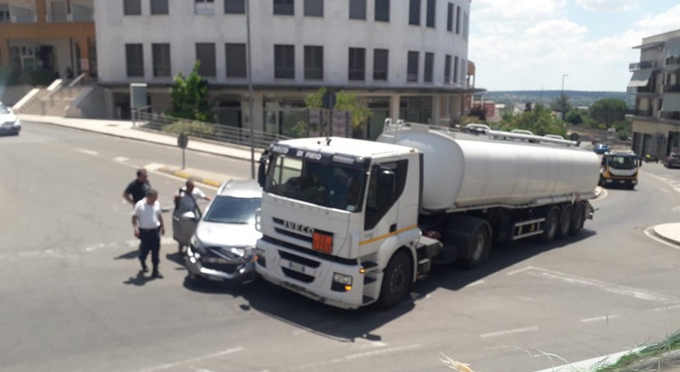 Scontro auto-autobotte in pieno centro