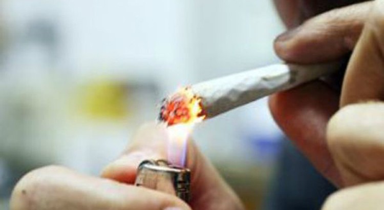 Si fuma una canna mentre passeggia. Fermato