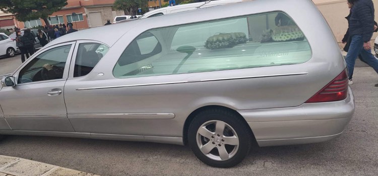 Tredicenne trovata morta in bagno: tragedia a Monopoli