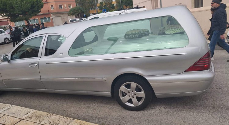 Tredicenne trovata morta in bagno: tragedia a Monopoli Tredicenne trovata morta in bagno: tragedia a Monopoli