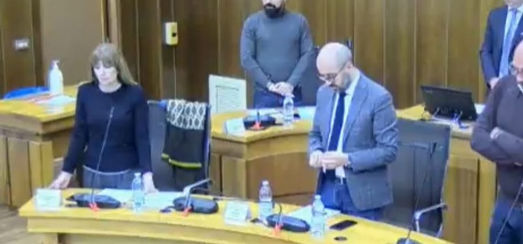 Il Consiglio Comunale osserva un minuto di silenzio per le donne vittime di violenza