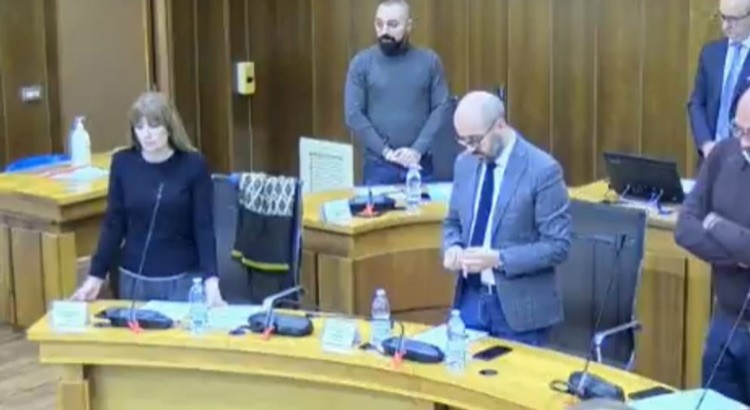 Il Consiglio Comunale osserva un minuto di silenzio per le donne vittime di violenza